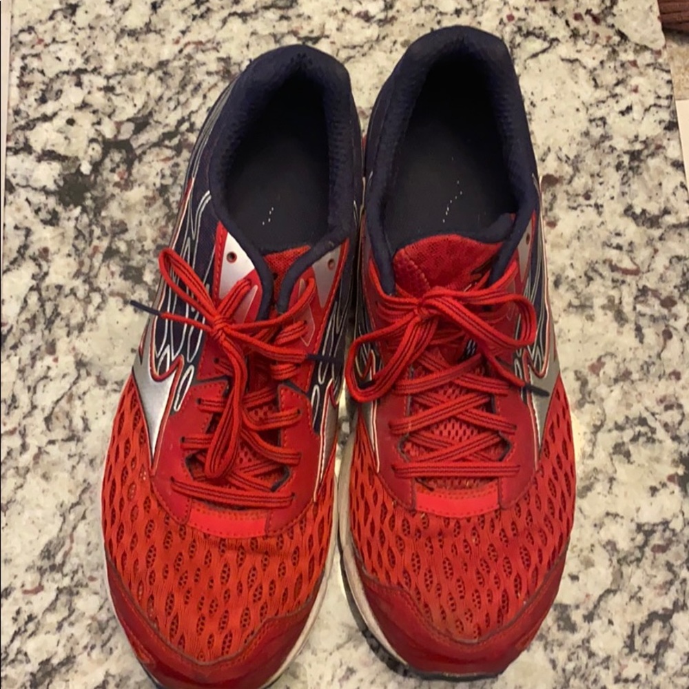 Men’s  Mizuno running shoe